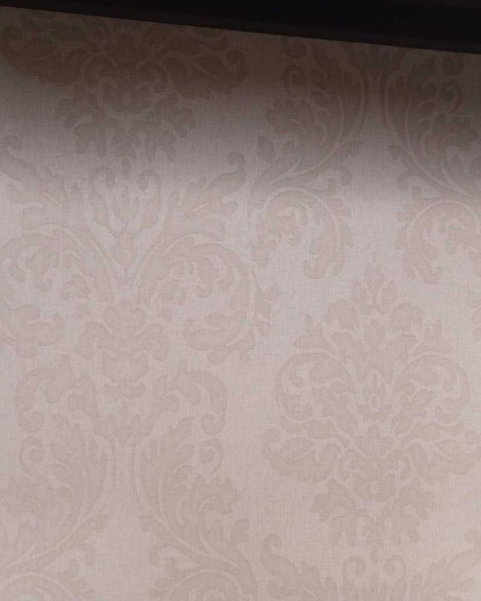 アンティークのキャビネット　アンティーク家具　正統派の英国アンティークキャビネット、ゴシックデザインの定番ガラスキャビネット 。新しい生地で張り替えましたキャビネットの表情に合わせて新しい背板の生地を選びました。(k-2114-f)