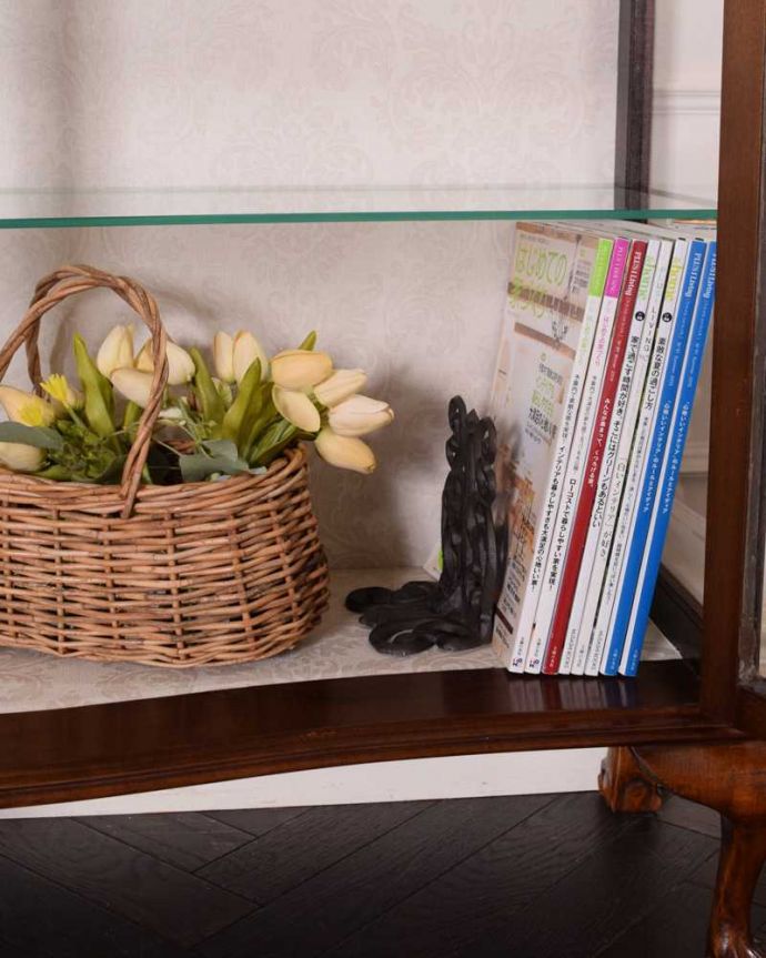 アンティークのキャビネット　アンティーク家具　正統派の英国アンティークキャビネット、ゴシックデザインの定番ガラスキャビネット 。扉の中は収納たっぷりA4サイズの雑誌までしっかり収納出来ちゃう大きさ。(k-2114-f)