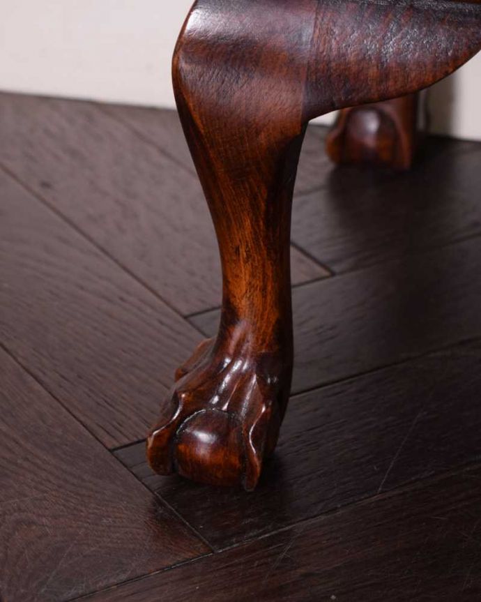 アンティークのキャビネット　アンティーク家具　正統派の英国アンティークキャビネット、ゴシックデザインの定番ガラスキャビネット 。女性１人でもラクラク運べちゃうんですHandleのアンティークは脚の裏にフェルトキーパーをお付けしています。(k-2114-f)