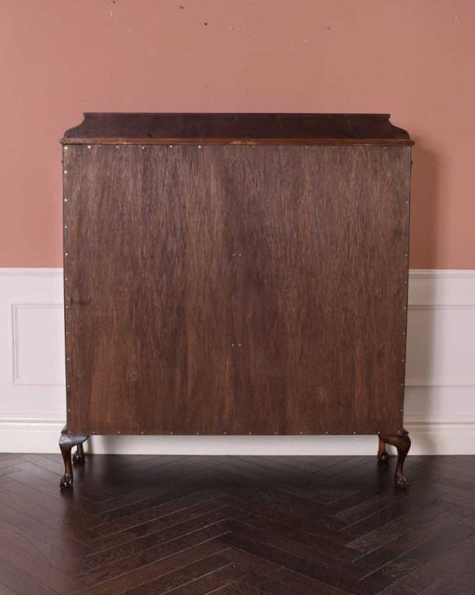 アンティークのキャビネット　アンティーク家具　正統派の英国アンティークキャビネット、ゴシックデザインの定番ガラスキャビネット 。実は後ろから見てもキレイなんです。(k-2114-f)