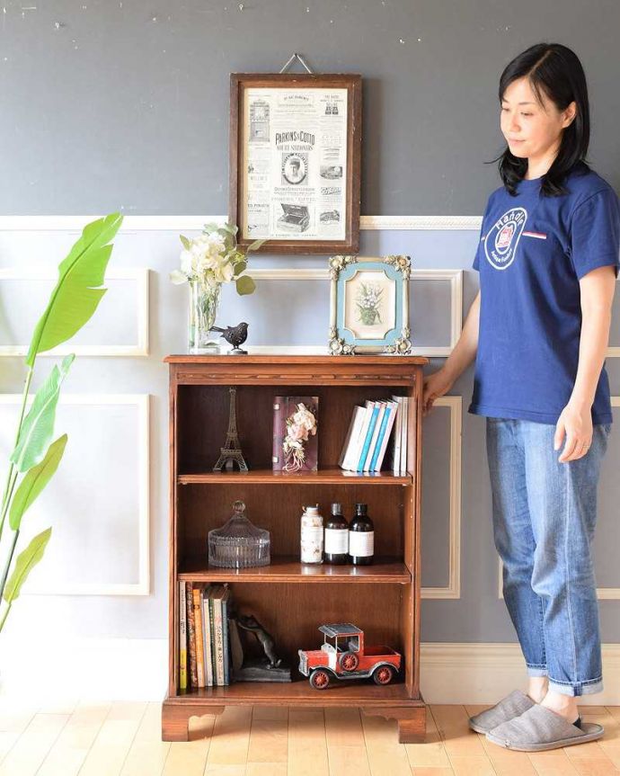 アンティークのキャビネット　アンティーク家具　英国スタイルのアンティーク家具、オープン棚のブックシェルフ（本棚）。お気に入りを飾りながらオシャレに収納好きな雑貨や本、写真やおもちゃなどをなんでも置くだけで不思議とオシャレになっちゃいますよ。(k-2115-f)