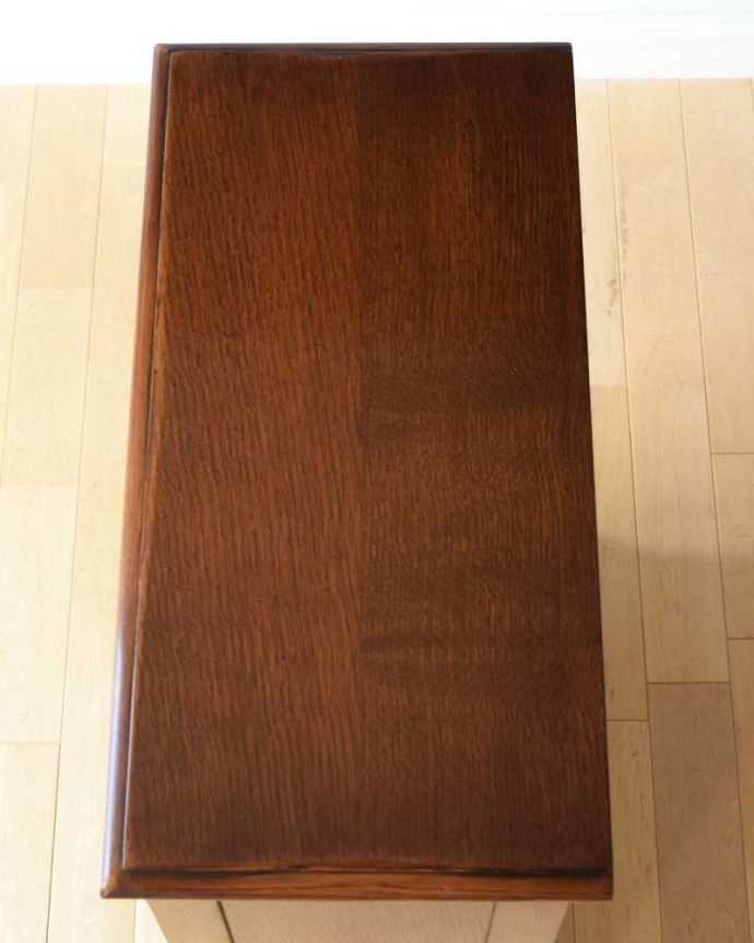 アンティークのキャビネット　アンティーク家具　英国スタイルのアンティーク家具、オープン棚のブックシェルフ（本棚）。天板もキレイに仕上げました。(k-2115-f)