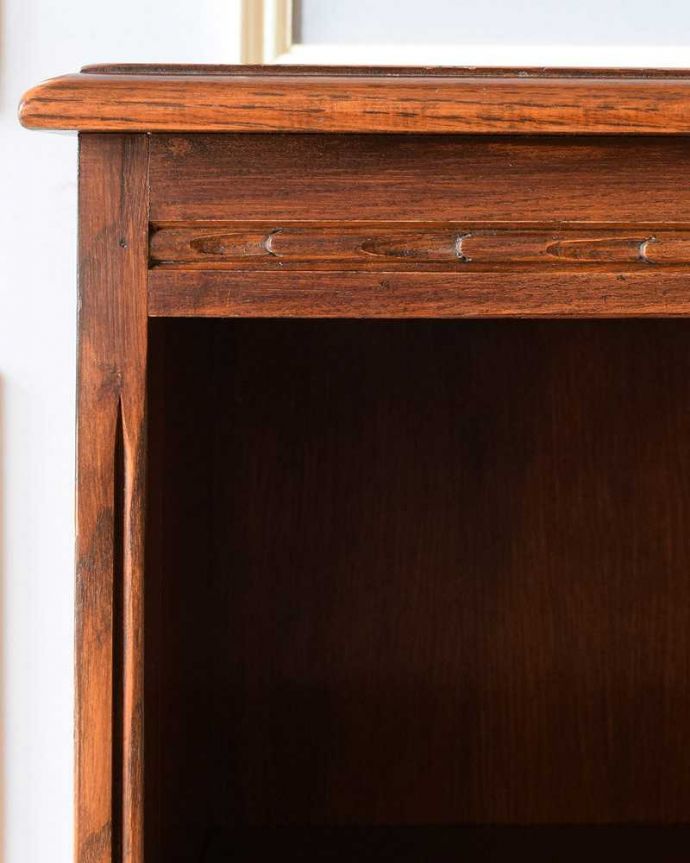 アンティークのキャビネット　アンティーク家具　英国スタイルのアンティーク家具、オープン棚のブックシェルフ（本棚）。惚れ惚れしちゃう美しさこんなに堅い無垢材に一体どうやって彫ったんだろう？と不思議になるくらい細かい彫にうっとりです。(k-2115-f)