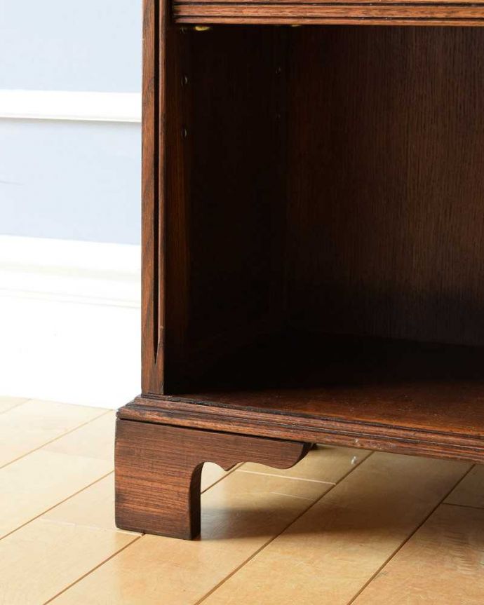 アンティークのキャビネット　アンティーク家具　英国スタイルのアンティーク家具、オープン棚のブックシェルフ（本棚）。女性1人でラクラク運べちゃう仕掛けHandleのアンティークは、脚の裏にフェルトキーパーをお付けしています。(k-2115-f)