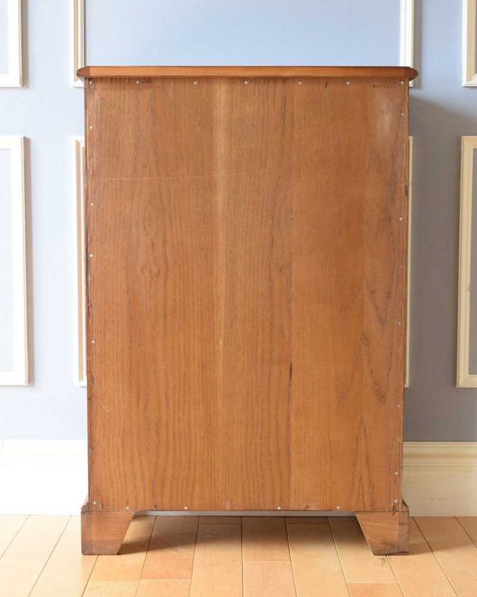 アンティークのキャビネット　アンティーク家具　英国スタイルのアンティーク家具、オープン棚のブックシェルフ（本棚）。キレイに修復しました！アンティークは新品ではないので、もちろん経年変化によるキズはありますが、専門の職人がキレイにお直しをしているので、後ろ姿までキレイです。(k-2115-f)