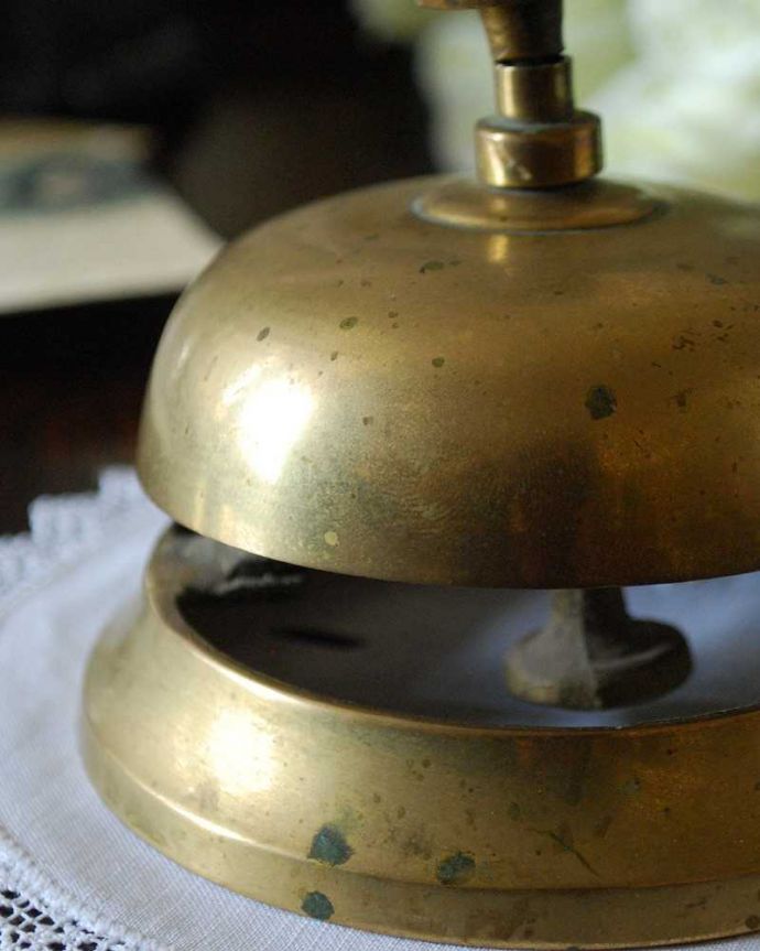 アンティーク 真鍮の雑貨　アンティーク雑貨　英国輸入のアンティーク雑貨、真鍮製の卓上ベル。美しい真鍮で出来たベル使用人を呼ぶために日常的に使われていたベル。(k-2115-z)