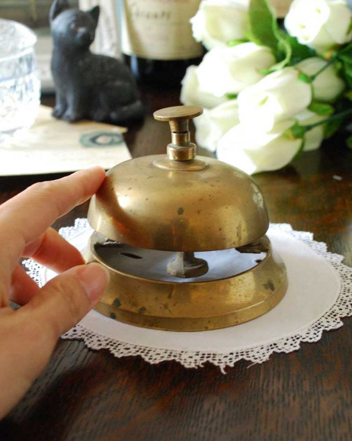 アンティーク 真鍮の雑貨　アンティーク雑貨　英国輸入のアンティーク雑貨、真鍮製の卓上ベル。キレイな音を奏でてくれますモチーフや大きさもいろいろ。(k-2115-z)