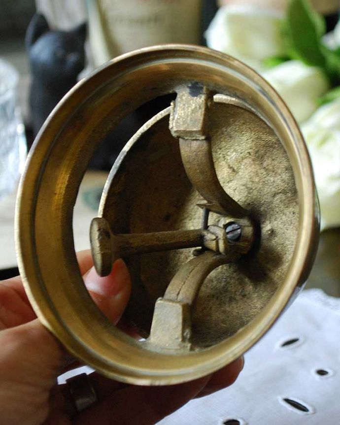 アンティーク 真鍮の雑貨　アンティーク雑貨　英国輸入のアンティーク雑貨、真鍮製の卓上ベル。アンティークなので多少のキズ・汚れがある場合があります。(k-2115-z)