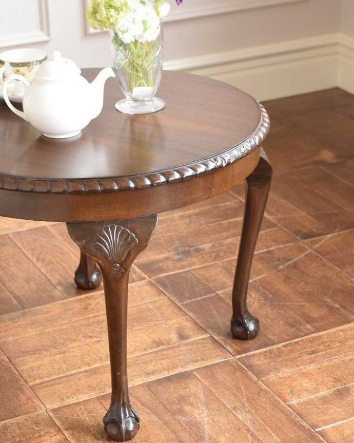 アンティークのテーブル　アンティーク家具　丸い形が華やかなアンティーク家具、コンパクトサイズのコーヒーテーブル (マホガニー材)。英国らしいデザインのうつくしさにうっとり･･･脚のデザインだけ見ても、アンティークらしさが感じられるんです。(k-2116-f)