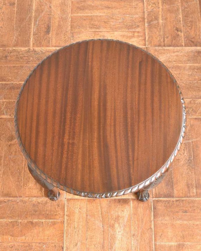 アンティークのテーブル　アンティーク家具　丸い形が華やかなアンティーク家具、コンパクトサイズのコーヒーテーブル (マホガニー材)。天板を上から見ると･･･コーヒーテーブルの天板は毎日使う場所だから専門の職人がしっかり修復しました。(k-2116-f)