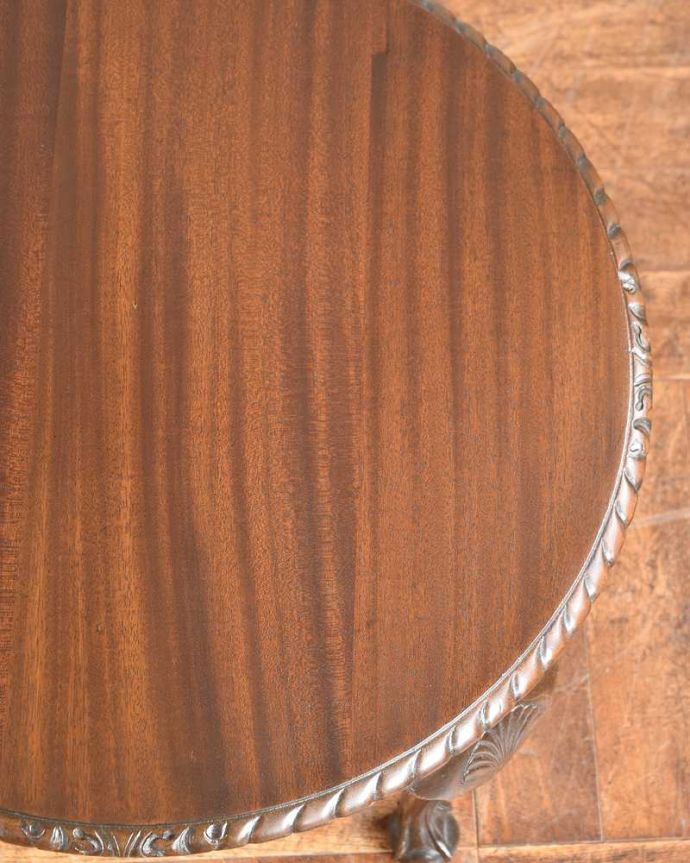 アンティークのテーブル　アンティーク家具　丸い形が華やかなアンティーク家具、コンパクトサイズのコーヒーテーブル (マホガニー材)。近づいて見てみると･･･アンティークはもちろん新品ではないので小さなキズや汚れはありますが、キレイにお直ししたので満足して頂ける自信があります！。(k-2116-f)