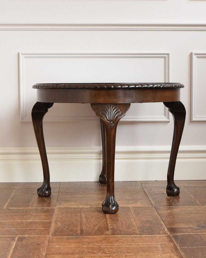 アンティークのテーブル　アンティーク家具　丸い形が華やかなアンティーク家具、コンパクトサイズのコーヒーテーブル (マホガニー材)。横から見た姿もステキ横から見るとこんな感じ。(k-2116-f)