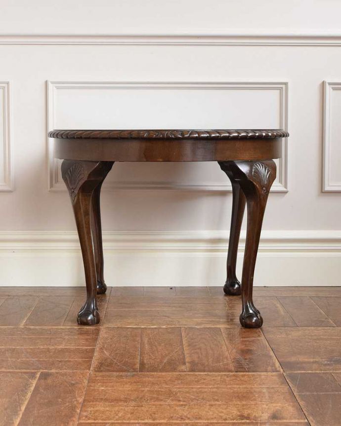 アンティークのテーブル　アンティーク家具　丸い形が華やかなアンティーク家具、コンパクトサイズのコーヒーテーブル (マホガニー材)。クルッと回転360度どこから見ても美しく仕上げてあるので、いろんな場所から見て楽しんで下さい。(k-2116-f)