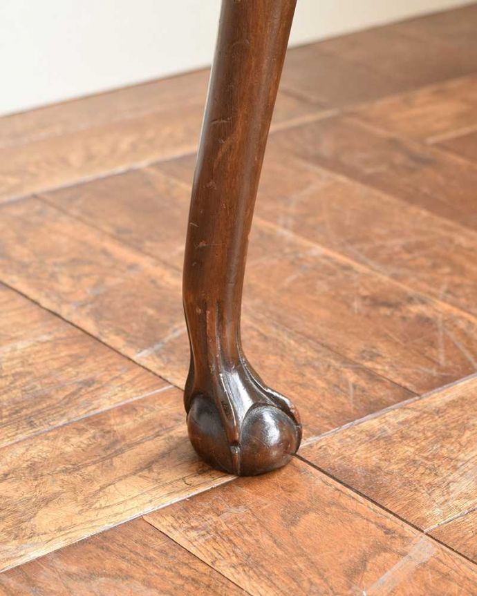 アンティークのテーブル　アンティーク家具　丸い形が華やかなアンティーク家具、コンパクトサイズのコーヒーテーブル (マホガニー材)。持ち上げなくても移動できます！Handleのアンティークは、脚の裏にフェルトキーパーをお付けしていますので、床を滑らせてれば移動が簡単です。(k-2116-f)