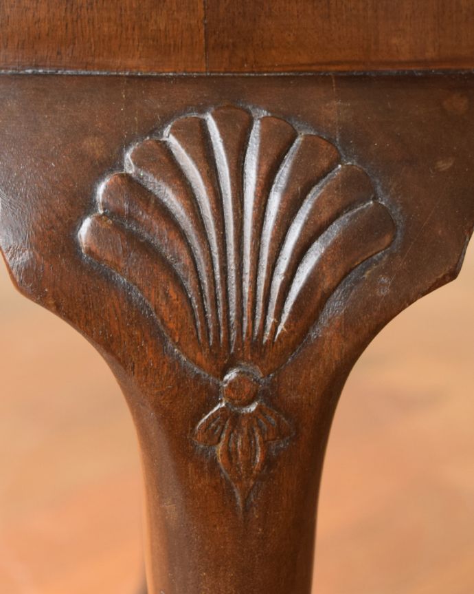 アンティークのテーブル　アンティーク家具　丸い形が華やかなアンティーク家具、コンパクトサイズのコーヒーテーブル (マホガニー材)。うっとりする美しさアンティークだから手に入る美しい彫。(k-2116-f)