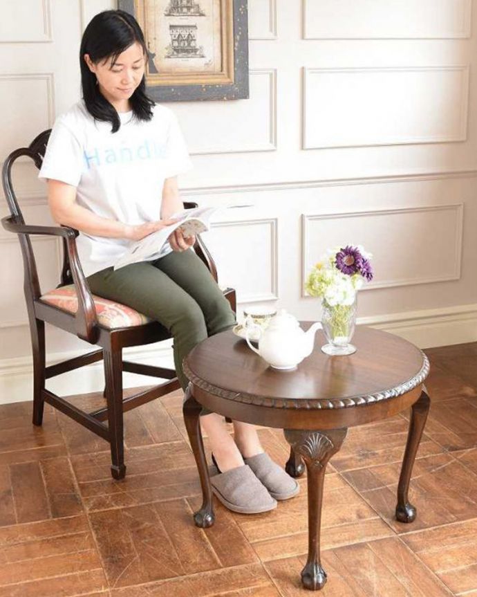 アンティークのテーブル　アンティーク家具　丸い形が華やかなアンティーク家具、コンパクトサイズのコーヒーテーブル (マホガニー材)。優雅な時間が過ごせる英国スタイルのコーヒーテーブルどんな場所に置いても美しいデザインでみんなを魅了する英国アンティーク。(k-2116-f)