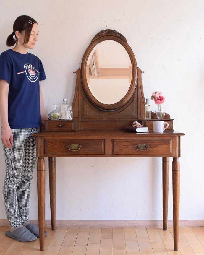 アンティークのドレッサー　アンティーク家具　飽きることなく長く使えるアンティーク家具、オーバルミラー付きのアンティークのドレッシングテーブル。大きな鏡を見る度に毎日が楽しくなるドレッシングチェストミラーが付いた女性のための家具ドレッシングチェスト。(k-2117-f)