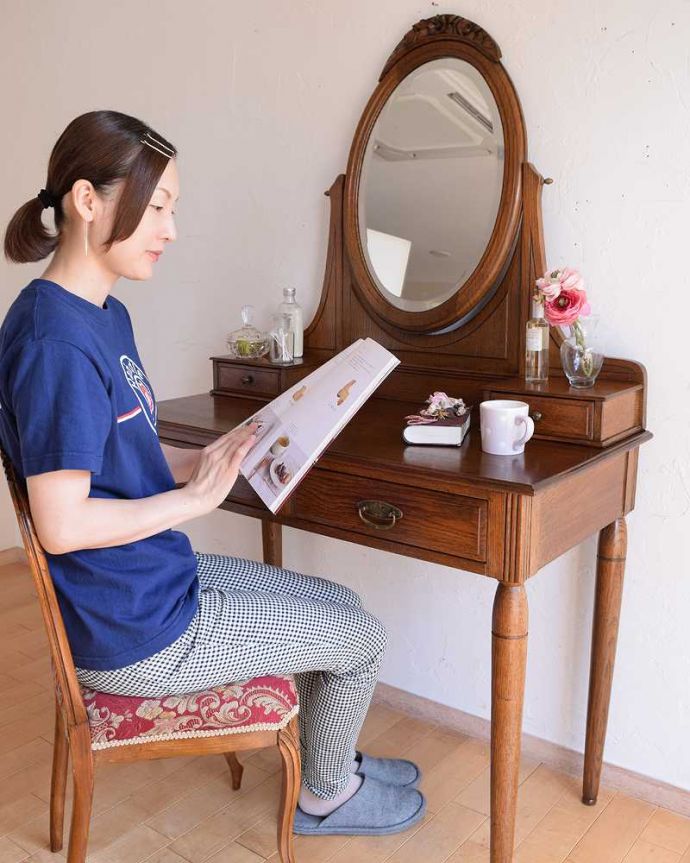 アンティークのドレッサー　アンティーク家具　飽きることなく長く使えるアンティーク家具、オーバルミラー付きのアンティークのドレッシングテーブル。自分だけの場所で過ごす自分だけの時間女性にとって特別な場所だから、ここに座っているだけでなんだかワクワクしちゃうんです。(k-2117-f)