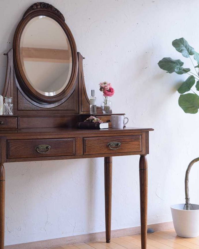 アンティークのドレッサー　アンティーク家具　飽きることなく長く使えるアンティーク家具、オーバルミラー付きのアンティークのドレッシングテーブル。アンティークが持つ素材の華やかさ木目の美しさが際立つ英国アンティークらしいドレッシングチェスト。(k-2117-f)