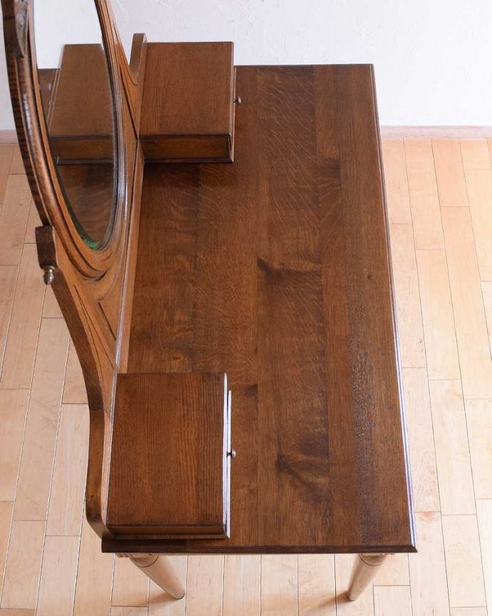 アンティークのドレッサー　アンティーク家具　飽きることなく長く使えるアンティーク家具、オーバルミラー付きのアンティークのドレッシングテーブル。上から見てみると･･･アンティーク家具専門の職人がピッカピカにお直ししました。(k-2117-f)