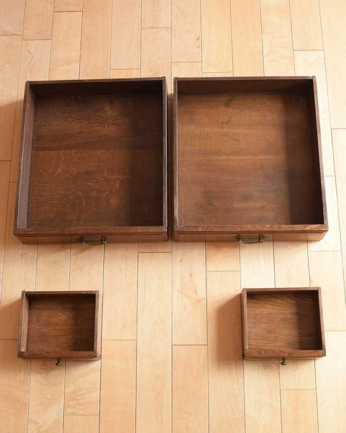 アンティークのドレッサー　アンティーク家具　飽きることなく長く使えるアンティーク家具、オーバルミラー付きのアンティークのドレッシングテーブル。引き出しの中もキレイに修復しました収納としても使えるよう、もちろん引き出しの中も職人がキレイにお直ししました。(k-2117-f)