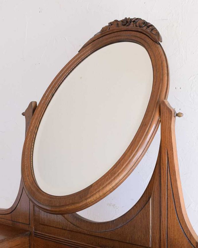 アンティークのドレッサー　アンティーク家具　飽きることなく長く使えるアンティーク家具、オーバルミラー付きのアンティークのドレッシングテーブル。お部屋も広く見せてくれます身だしなみを整えるのはもちろん、大きな鏡はお部屋を広く見せる効果があります。(k-2117-f)