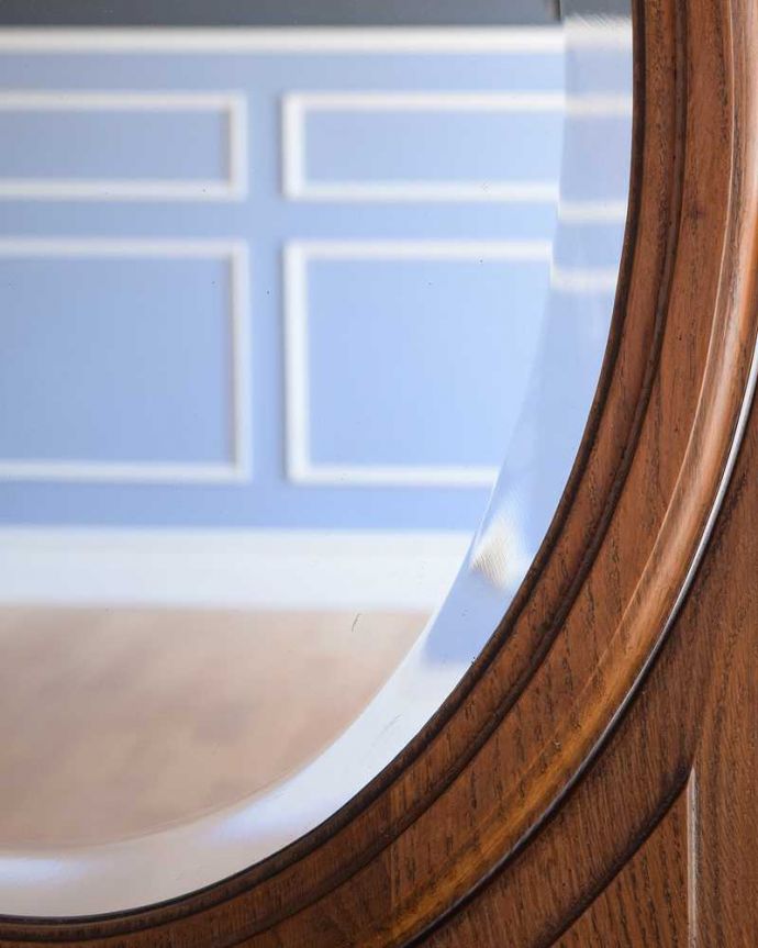 アンティークのドレッサー　アンティーク家具　飽きることなく長く使えるアンティーク家具、オーバルミラー付きのアンティークのドレッシングテーブル。ご希望の方には新しいミラーでお届けしますコンディションのいいアンティークのミラーですが、ご希望の方には新しいミラーに交換してお届けします（別途見積もり）ご注文の際お気軽にご連絡下さい。(k-2117-f)