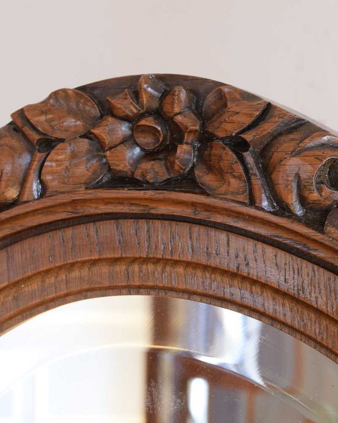 アンティークのドレッサー　アンティーク家具　飽きることなく長く使えるアンティーク家具、オーバルミラー付きのアンティークのドレッシングテーブル。惚れ惚れするような美しさとっても堅い無垢材に一体どうやって彫っていったんでしょう？アンティークらしく細かい彫りを眺めているだけでうっとりしてしまいます。(k-2117-f)