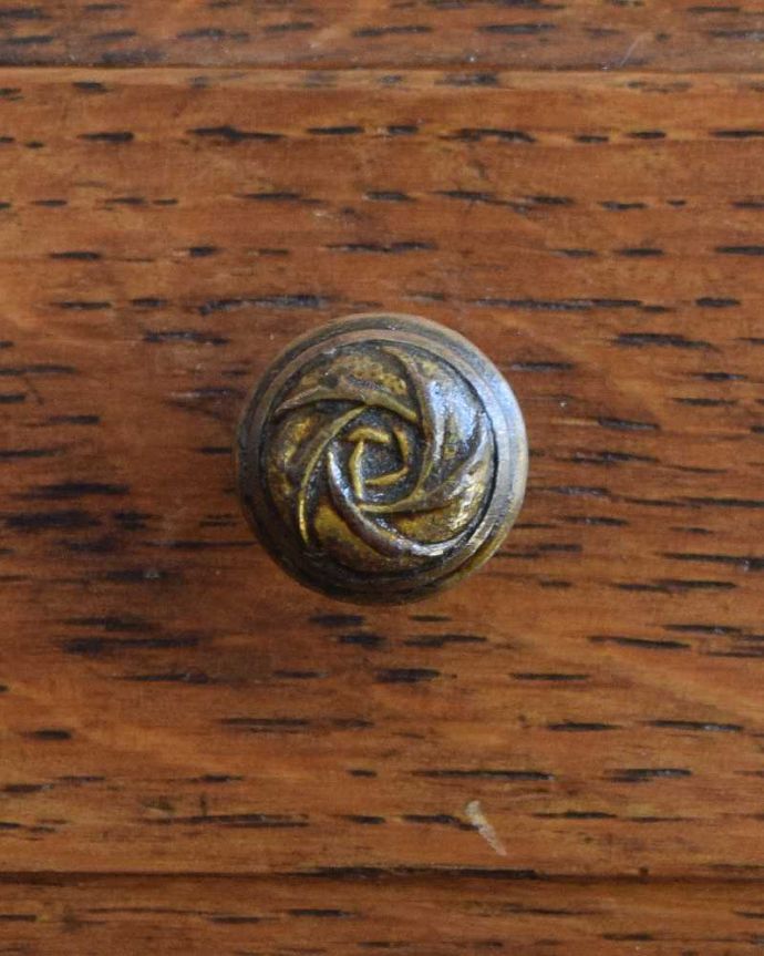 アンティークのドレッサー　アンティーク家具　飽きることなく長く使えるアンティーク家具、オーバルミラー付きのアンティークのドレッシングテーブル。アンティークらしい素敵な取っ手味わい深いアンティークらしい取っ手のデザインからも時間の流れが感じられます。(k-2117-f)