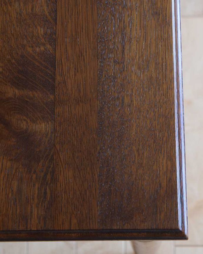 アンティークのドレッサー　アンティーク家具　飽きることなく長く使えるアンティーク家具、オーバルミラー付きのアンティークのドレッシングテーブル。天板の塗装もキレイ近づいてみると、ピッカピカでキレイに仕上げた天板の塗装。(k-2117-f)