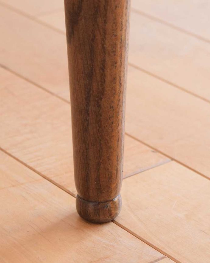 アンティークのドレッサー　アンティーク家具　飽きることなく長く使えるアンティーク家具、オーバルミラー付きのアンティークのドレッシングテーブル。女性1人でラクラク運べちゃう仕掛けHandleのアンティークは、脚の裏にフェルトキーパーをお付けしています。(k-2117-f)