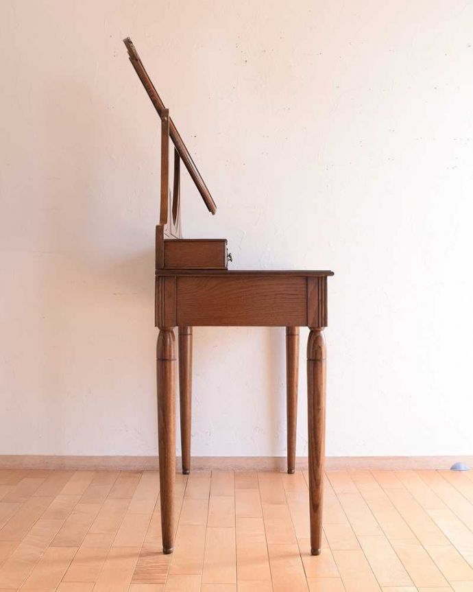 アンティークのドレッサー　アンティーク家具　飽きることなく長く使えるアンティーク家具、オーバルミラー付きのアンティークのドレッシングテーブル。横から見てもステキもちろん横から見られてもいいようにしっかり修復してあります。(k-2117-f)