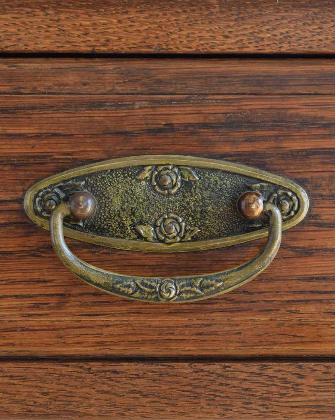 アンティークのドレッサー　アンティーク家具　飽きることなく長く使えるアンティーク家具、オーバルミラー付きのアンティークのドレッシングテーブル。アクセサリーの様な取っ手。(k-2117-f)