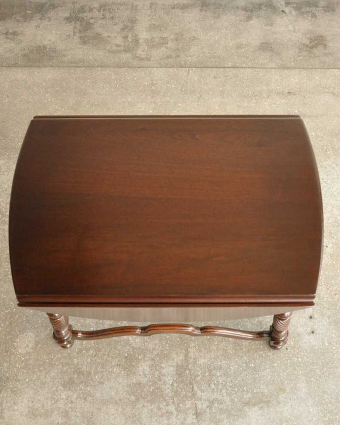 アンティークのテーブル　アンティーク家具　優雅な脚のアンティークバタフライテーブル（伸張式）。畳むとこんなにスリムなサイズリーフを閉じた状態のテーブルを上から見るとこんな感じ。(k-2118-f)