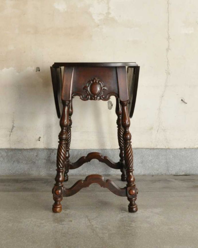 アンティークのテーブル　アンティーク家具　優雅な脚のアンティークバタフライテーブル（伸張式）。横から見てみると･･･リーフを畳めばとてもコンパクト。(k-2118-f)