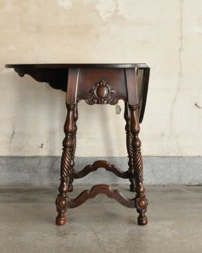 アンティークのテーブル　アンティーク家具　優雅な脚のアンティークバタフライテーブル（伸張式）。片方だけ開いて使えます片方の羽を開くとこんな感じ。(k-2118-f)