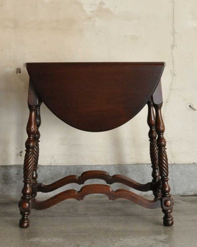 アンティークのテーブル　アンティーク家具　優雅な脚のアンティークバタフライテーブル（伸張式）。壁にピタッ！閉じてしまえば壁にピタッと付けて使える家具。(k-2118-f)