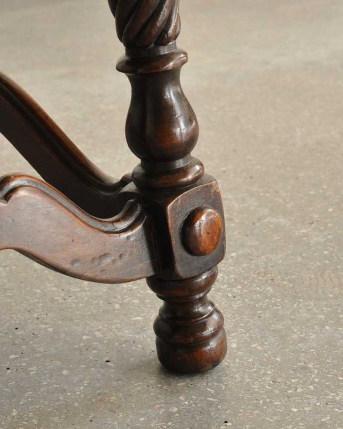 アンティークのテーブル　アンティーク家具　優雅な脚のアンティークバタフライテーブル（伸張式）。持ち上げなくても移動できます！Handleのアンティークは、脚の裏にフェルトキーパーをお付けしていますので、持ち上げなくても床を滑らせれば女性でも簡単に移動させることが出来ます。(k-2118-f)