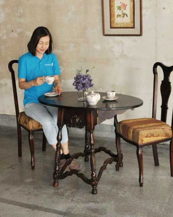 アンティークのテーブル　アンティーク家具　優雅な脚のアンティークバタフライテーブル（伸張式）。蝶の羽がモチーフになった美しいテーブルまるで蝶々が羽を広げるように折りたたみが出来るところから名前が付けられた「バタフライ（蝶々）テーブル」。(k-2118-f)