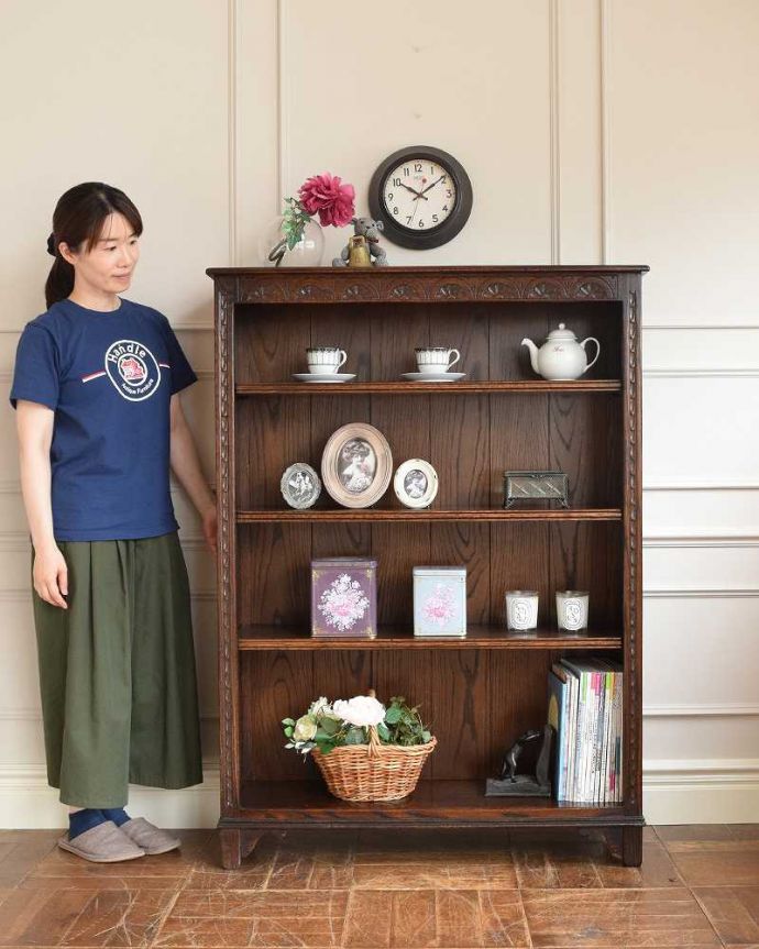 アンティークのキャビネット　アンティーク家具　英国輸入のアンティーク家具、彫刻がきれいなオープン棚のブックシェルフ（本棚）。なんでも便利に収納できるオープンタイプの本棚本棚としてしっかり作られたオープンタイプのブックシェルフ。(k-2119-f)