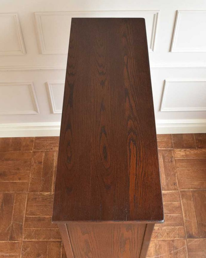 アンティークのキャビネット　アンティーク家具　英国輸入のアンティーク家具、彫刻がきれいなオープン棚のブックシェルフ（本棚）。天板もピカピカです。(k-2119-f)