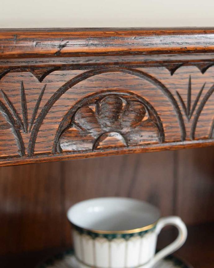 アンティークのキャビネット　アンティーク家具　英国輸入のアンティーク家具、彫刻がきれいなオープン棚のブックシェルフ（本棚）。惚れ惚れしちゃう美しさこんなに堅い無垢材に一体どうやって彫ったんだろう？と不思議になるくらい細かい彫にうっとりです。(k-2119-f)