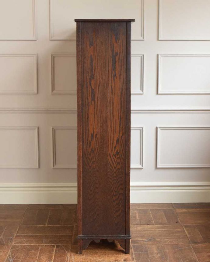 アンティークのキャビネット　アンティーク家具　英国輸入のアンティーク家具、彫刻がきれいなオープン棚のブックシェルフ（本棚）。横から見てもステキしっかり修復したので、横顔だって美しいんです。(k-2119-f)