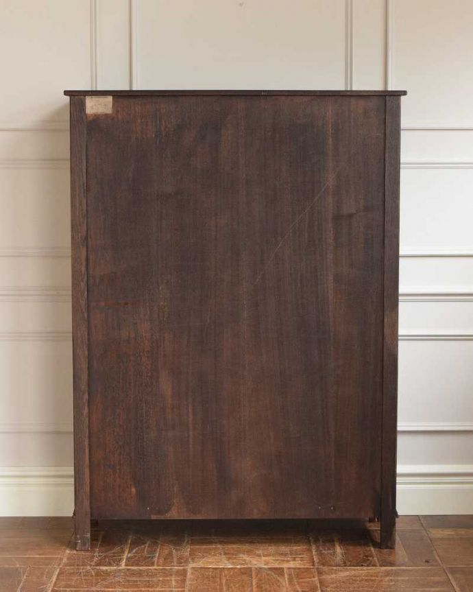 アンティークのキャビネット　アンティーク家具　英国輸入のアンティーク家具、彫刻がきれいなオープン棚のブックシェルフ（本棚）。後ろ姿もキレイですアンティークは新品ではないので、もちろん経年変化によるキズはありますが、専門の職人が修復したので、後ろ姿もキレイです。(k-2119-f)