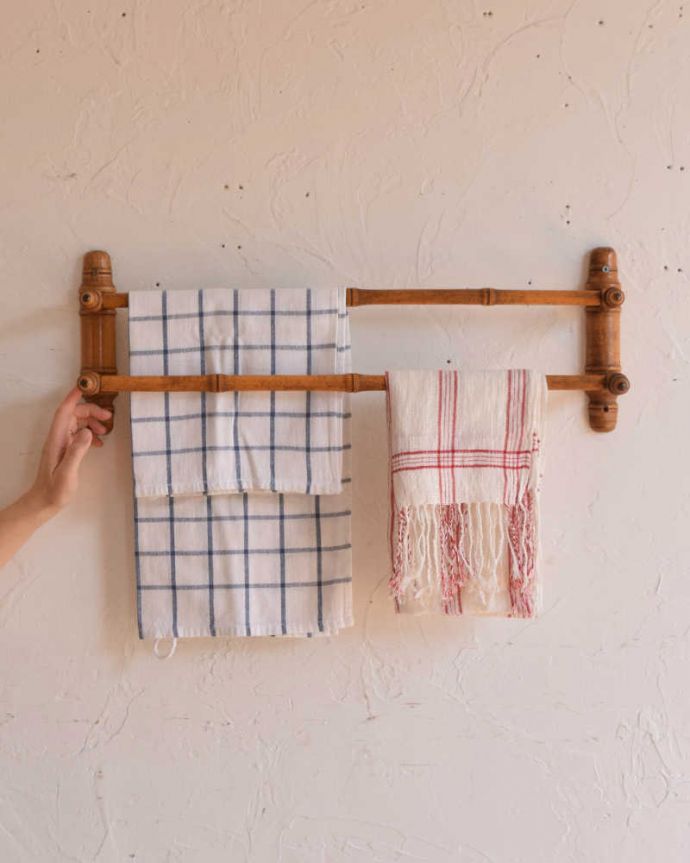 タオルハンガー アンティーク家具 イギリスのアンティーク雑貨、バンブーのタオルレイル(タオルハンガー)。壁をオシャレにしてくれるアンティーク見た目もナチュラルで可愛いので、普通だったら隠したくなるタオル掛けも、みんなに見せたくなるくらいオシャレなんです。(k-2120-f)