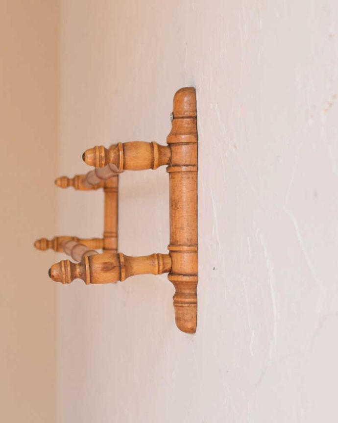 タオルハンガー アンティーク家具 イギリスのアンティーク雑貨、バンブーのタオルレイル(タオルハンガー)。横から見ると、こんなデザインですもちろん横顔だってキレイ!どこから見ても壁に映えてオシャレです。(k-2120-f)