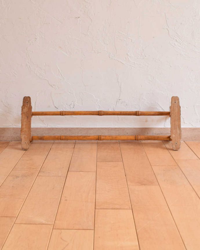 タオルハンガー アンティーク家具 イギリスのアンティーク雑貨、バンブーのタオルレイル(タオルハンガー)。後ろ側を見てみると・・・アンティークなので、もちろん経年変化によるキズはありますが、職人がキレイに修復しました。(k-2120-f)