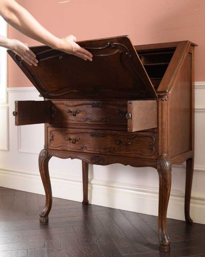 ビューロー　アンティーク家具　フランスで見つけた、美しい鍵付きアンティークビューロー（デスク）。あっという間にデスクが登場フラップ扉を前に倒すだけで、あっという間にデスクになります。(k-2121-f)