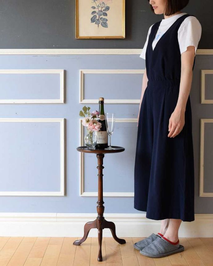 アンティークのテーブル アンティーク家具 どこでも気軽に持ち運びができる、小さな英国アンティークのティーテーブル。移動もラクラク!どこでも使える小さなテーブル持ち運び便利なワインテーブル。(k-2122-f)