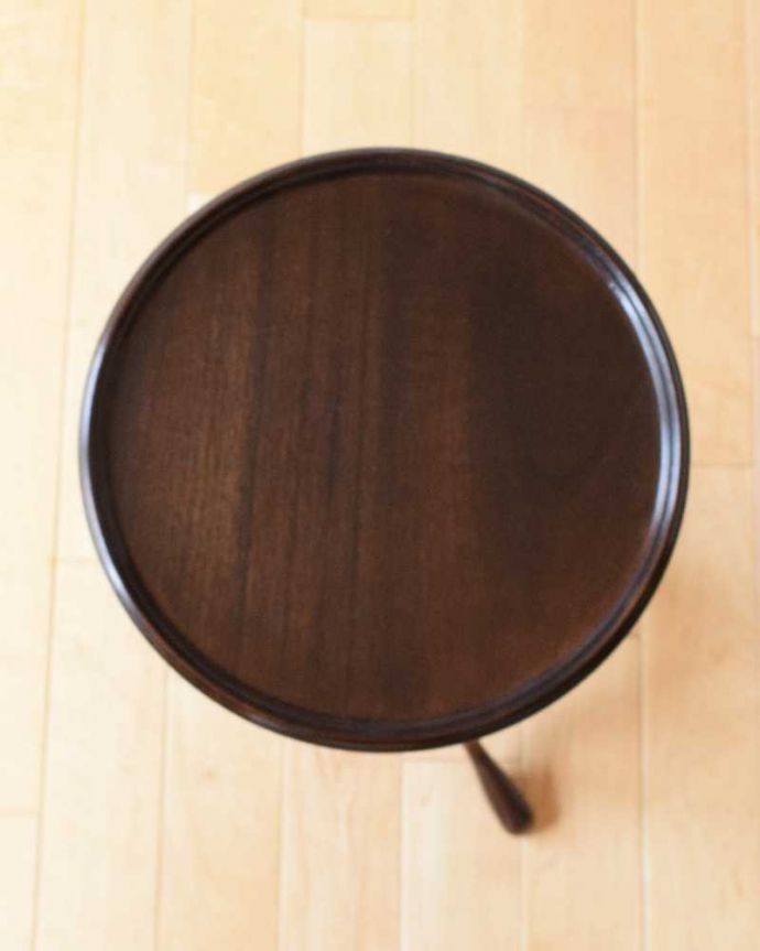 アンティークのテーブル アンティーク家具 どこでも気軽に持ち運びができる、小さな英国アンティークのティーテーブル。天板を上から見ると・・・天板はこんな感じで、ちょっとしたものを乗せて使うのに便利なサイズです。(k-2122-f)